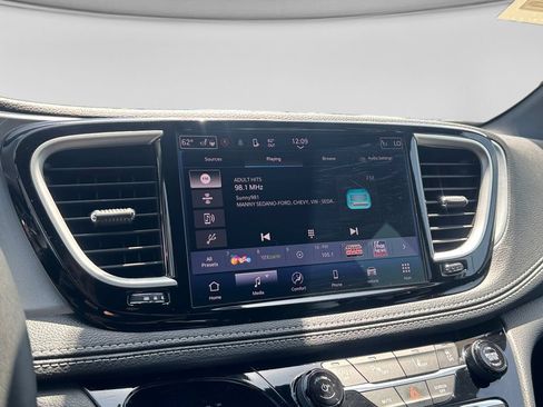 Used 2024 Chrysler Pacifica Touring FWD image 15