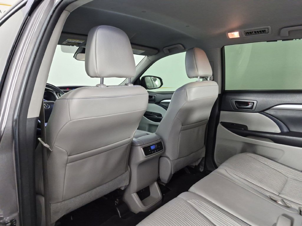 Used 2018 Toyota Highlander Plus AWD/4WD image 32