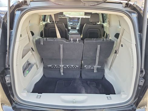 Used 2024 Chrysler Pacifica Touring-L image 23