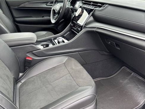 New 2025 Jeep Grand Cherokee Laredo image 18