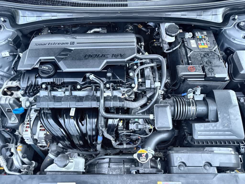 Used 2025 Hyundai Elantra SE FWD image 12