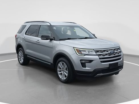 Used 2018 Ford Explorer XLT w/ Equipment Group 202A image 3