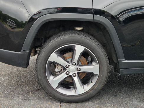 Used 2025 Jeep Grand Cherokee Limited w/ Luxury Tech Group II RWD image 17
