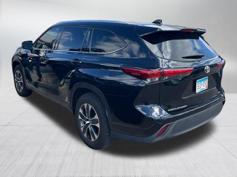 Used 2021 Toyota Highlander XLE FWD image 3