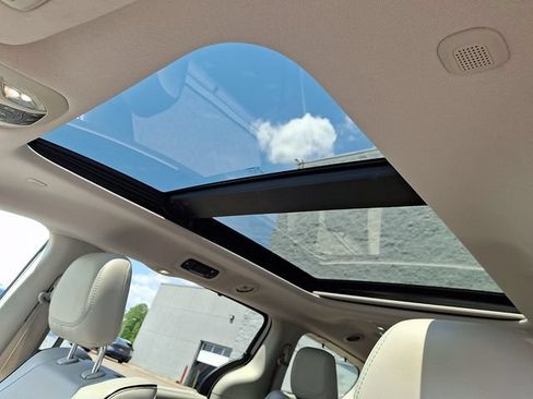 Used 2018 Chrysler Pacifica Limited w/ Advanced Safetytec Group FWD image 14