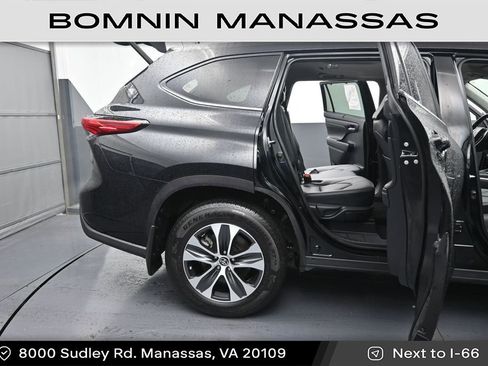 Used 2021 Toyota Highlander XLE AWD/4WD image 10