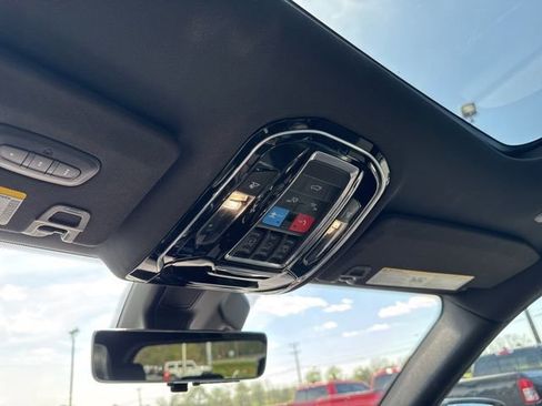 Used 2022 Jeep Grand Cherokee Overland w/ Luxury Tech Group IV AWD/4WD image 46