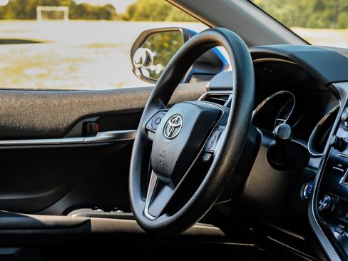 Used 2020 Toyota Camry LE image 18