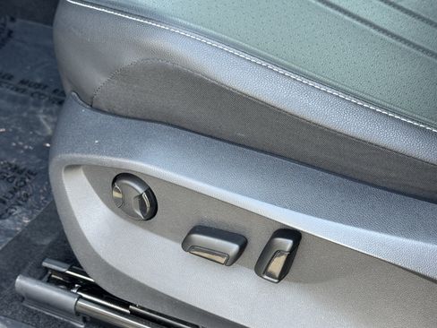 Used 2023 Volkswagen Tiguan SE w/ Panoramic Sunroof Package FWD image 21