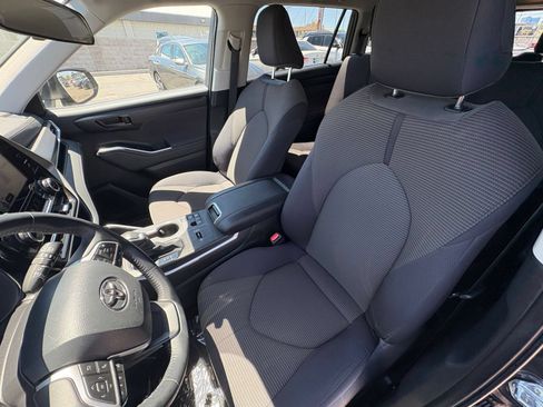 Used 2025 Toyota Highlander LE FWD image 39