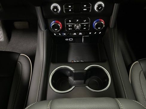 Used 2024 GMC Yukon XL SLT image 16