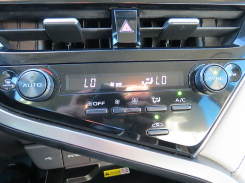 Used 2022 Toyota Camry XLE image 16