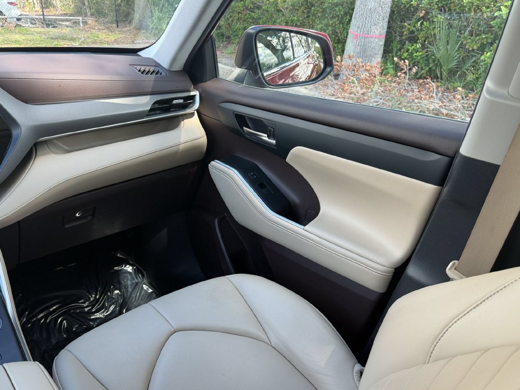 Used 2022 Toyota Highlander XLE FWD image 15
