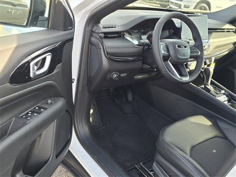 New 2026 Jeep Compass Latitude image 4