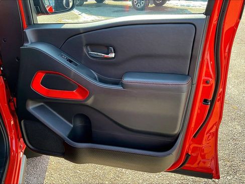 Used 2025 Nissan Frontier PRO-4X w/ Interior Protection Package image 24