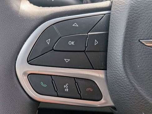 Used 2024 Chrysler Pacifica Touring-L FWD image 24