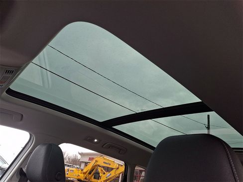 Certified 2025 Volkswagen Taos SE image 14