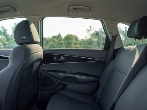 Used 2020 Kia Sorento S FWD image 19