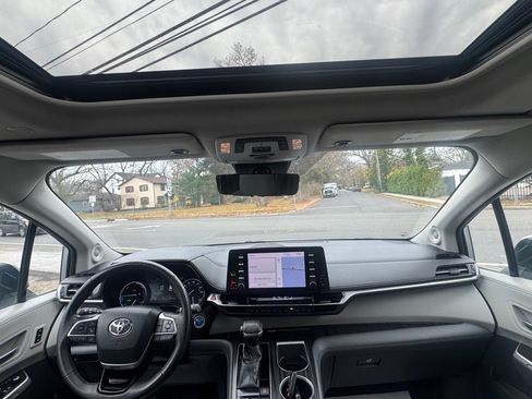 Used 2021 Toyota Sienna Limited image 18