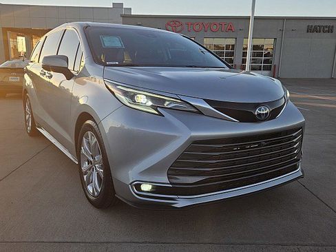Used 2022 Toyota Sienna Platinum image 4