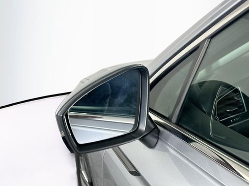 Used 2022 Volkswagen Tiguan SE w/ Panoramic Sunroof Package image 16