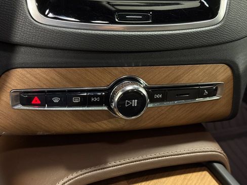 Certified 2024 Volvo XC90 B6 Plus w/ Protection Package Premier AWD/4WD image 17