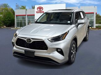 Used 2022 Toyota Highlander XLE AWD/4WD video 1