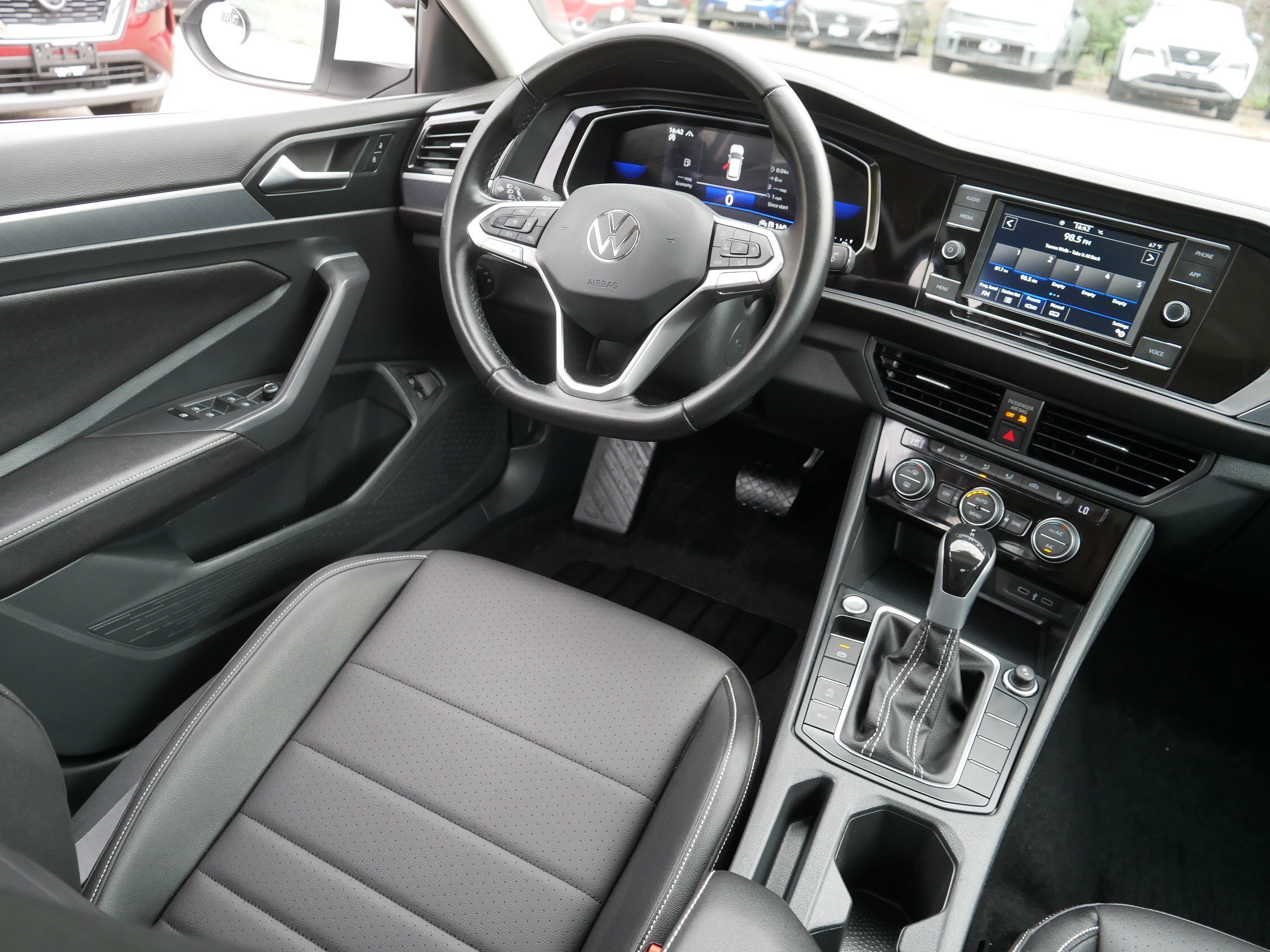 Used 2023 Volkswagen Jetta SE FWD image 9