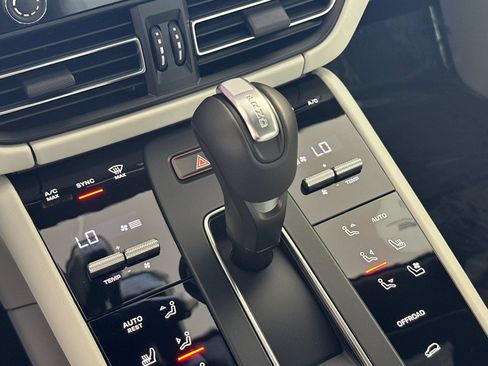 Certified 2025 Porsche Macan AWD/4WD image 26
