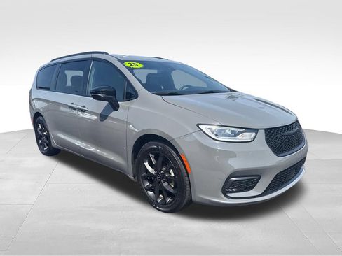 Used 2025 Chrysler Pacifica Limited FWD image 8