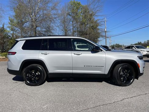 Used 2021 Jeep Grand Cherokee L Laredo image 2