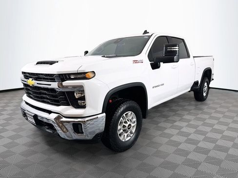 Used 2024 Chevrolet Silverado 2500 LT w/ Convenience Package AWD/4WD image 3
