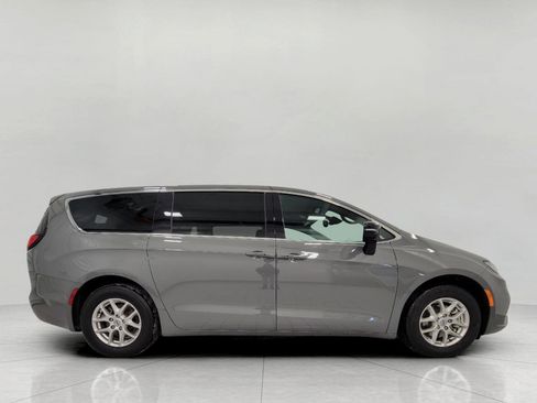 Used 2025 Chrysler Pacifica Select image 3