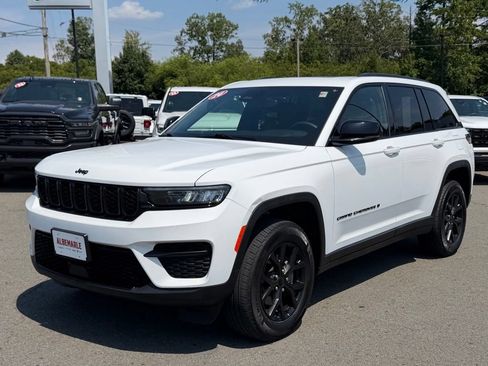 Used 2024 Jeep Grand Cherokee Altitude AWD/4WD image 9