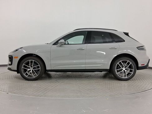 Used 2025 Porsche Macan image 2