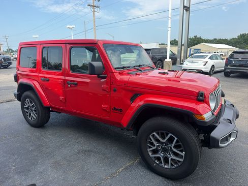 Used 2026 Jeep Wrangler Unlimited Sahara AWD/4WD image 3