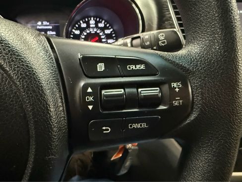 Used 2021 Kia Sedona LX image 28