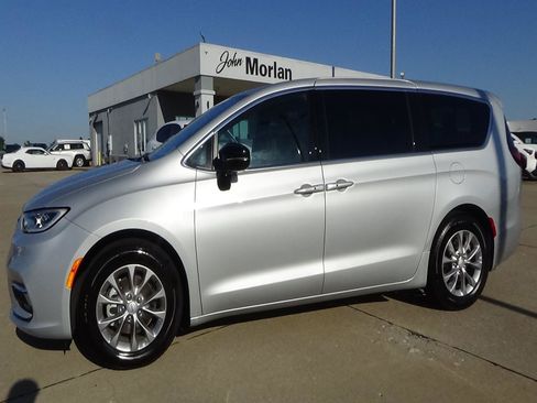 Used 2026 Chrysler Pacifica Limited FWD image 1