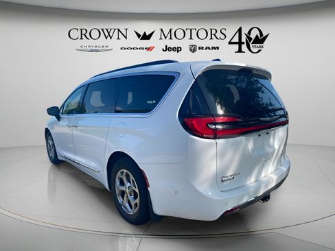 Used 2023 Chrysler Pacifica Limited w/ Trailer Tow Group FWD image 11