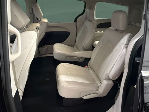 Used 2018 Chrysler Pacifica Touring-L Plus w/ Advanced Safetytec Group FWD image 11