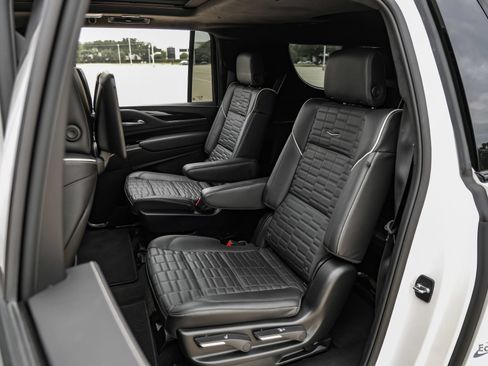 Used 2024 Cadillac Escalade ESV V AWD/4WD image 87