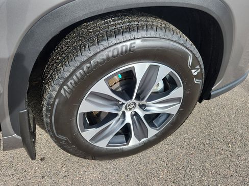 Certified 2025 Toyota Highlander XLE image 8