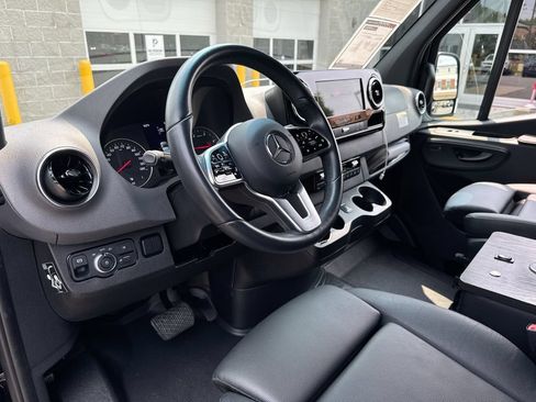 Used 2022 Mercedes-Benz Sprinter 2500 image 9