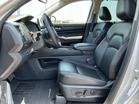 Used 2025 Nissan Pathfinder SL AWD/4WD image 16