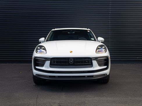 Certified 2025 Porsche Macan AWD/4WD image 26