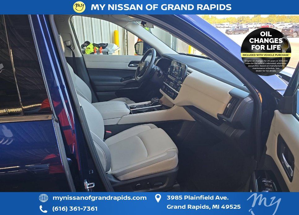 Used 2025 Nissan Pathfinder SL AWD/4WD image 9