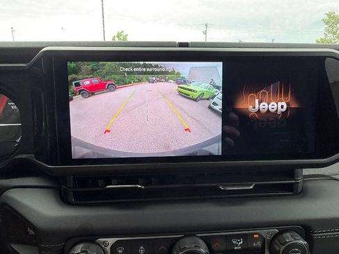 Used 2025 Jeep Wrangler Unlimited Sahara AWD/4WD image 33