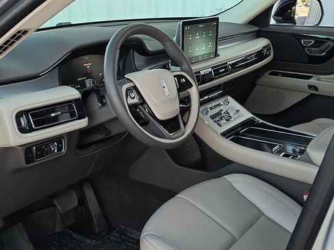 Used 2023 Lincoln Aviator Standard w/ Elements Package image 15