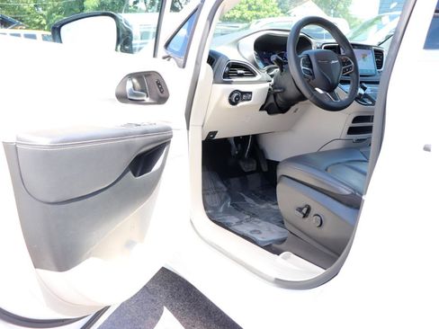 Used 2024 Chrysler Pacifica Limited FWD image 10