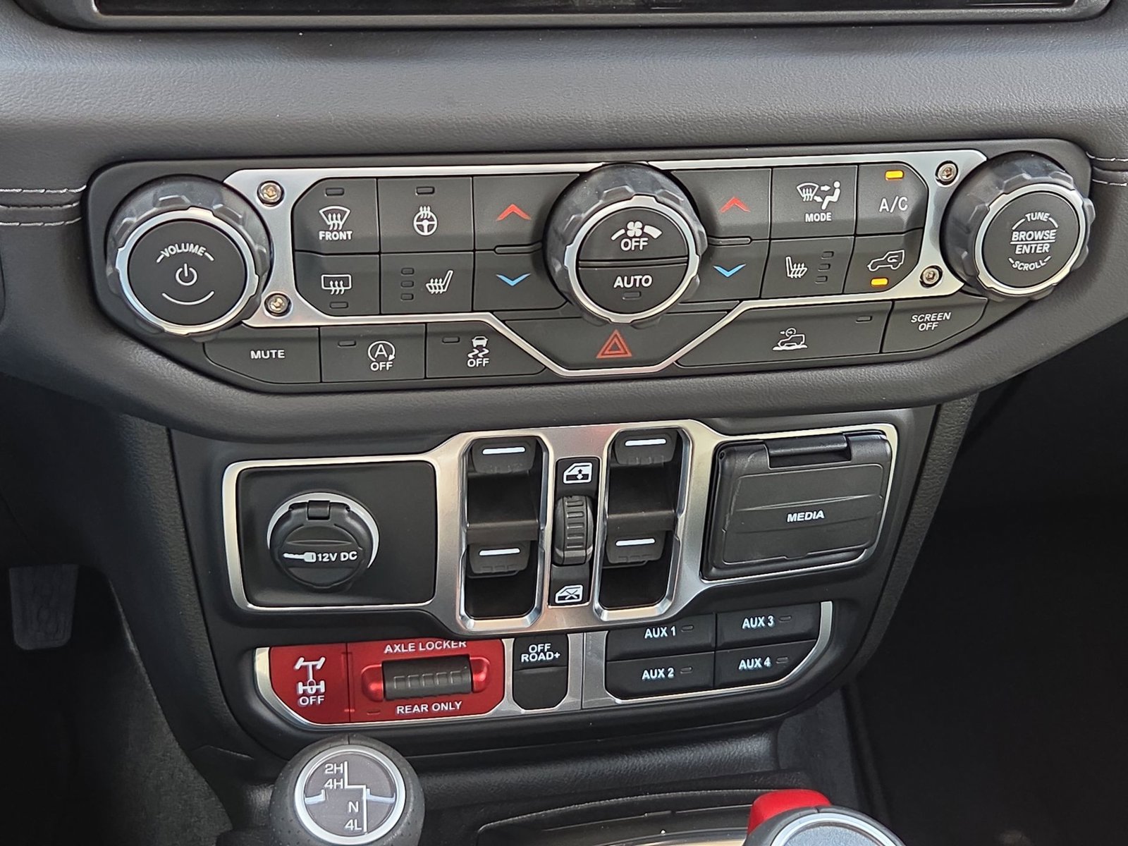 Used 2025 Jeep Gladiator Mojave w/ Convenience Group AWD/4WD image 34
